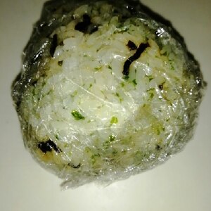 青海苔と塩昆布とごまのおにぎり